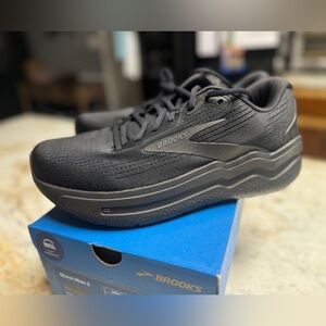 New in Box Men’s Brooks Shoes Size 9.5 Wide All Black Ghost Max 2
